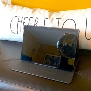 BRAND NEW SAMSUNG Tablet w/ CASE!